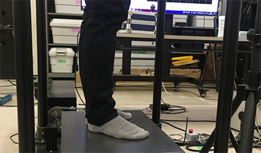 【電気通信大学大学院】フォースプレートを使ったヒトの姿勢制御メカニズム解明