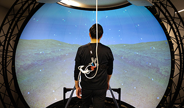 フォースプレート内蔵型デュアルベルトトレッドミル VR連動システム
